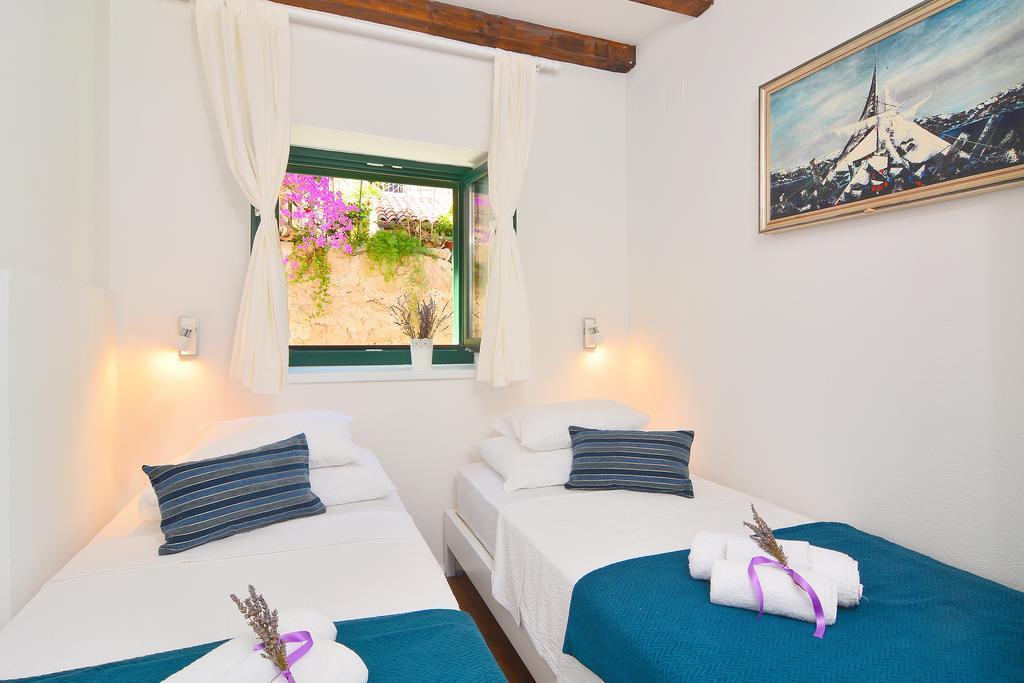 Apartments And Rooms Kampanel Hvar Town Ruang foto
